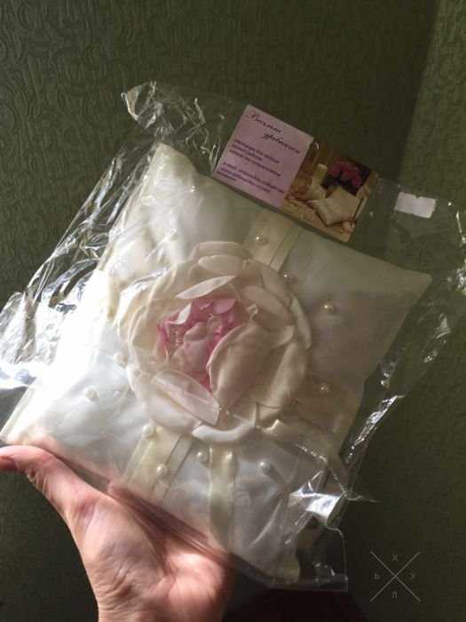 Продам! Свадебные аксессуары, свечи,подушечка под кольца! Недорого!