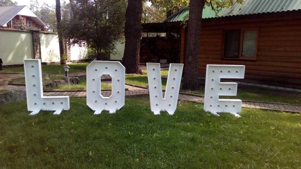 Объемные буквы LOVE для свадьбы