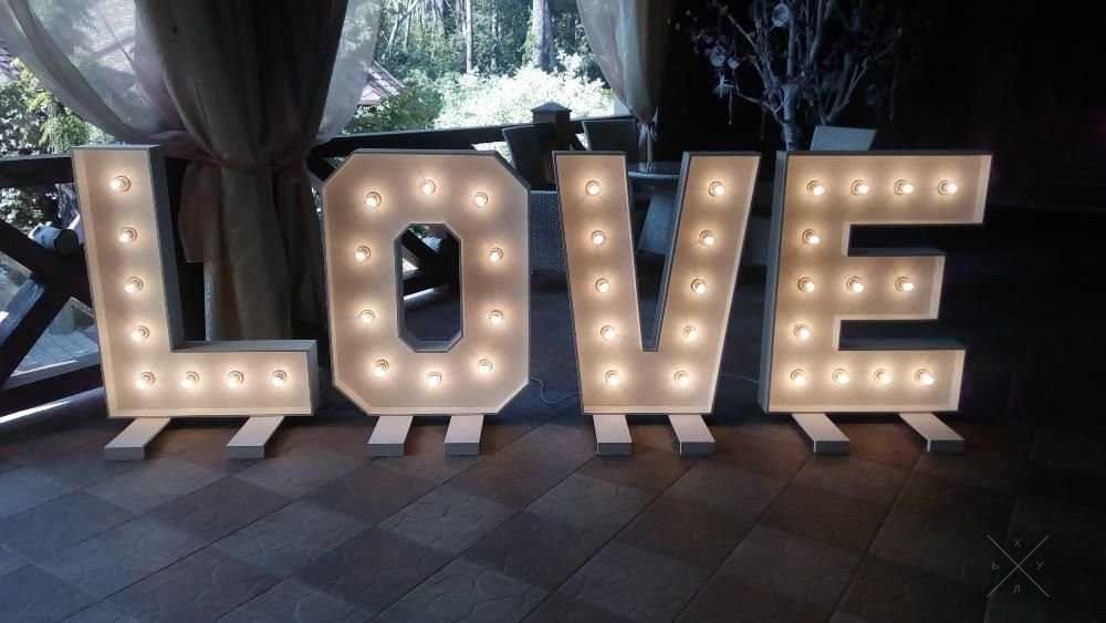 Объемные буквы LOVE для свадьбы