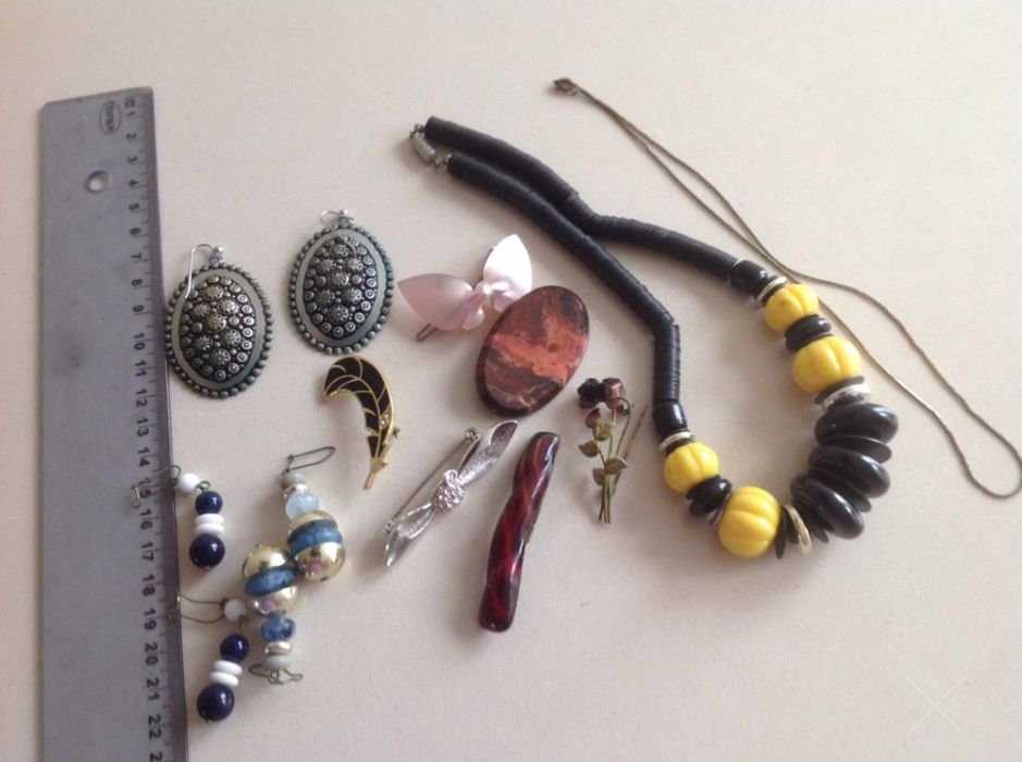 Бижутерия: серьги, брошки, бусы, цепочка. Цена за все.