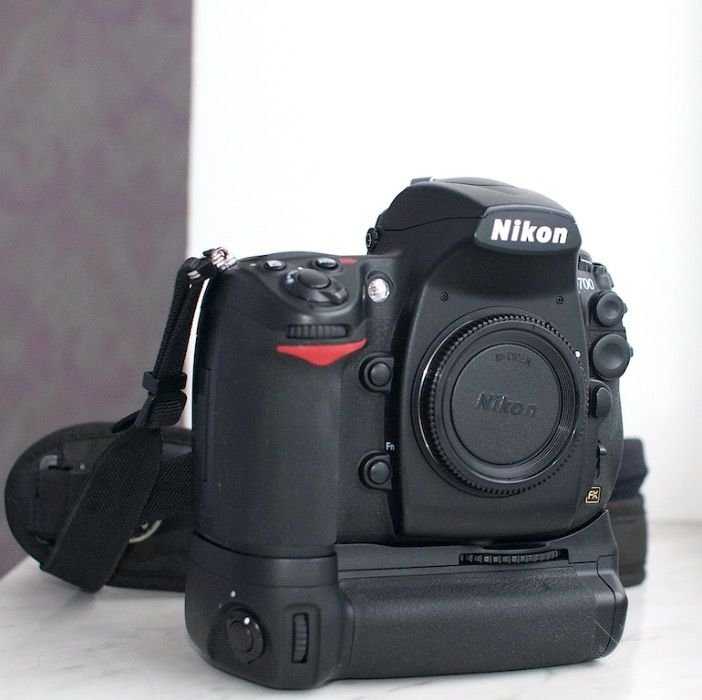 Nikon D700 body + Nikon MB-D10