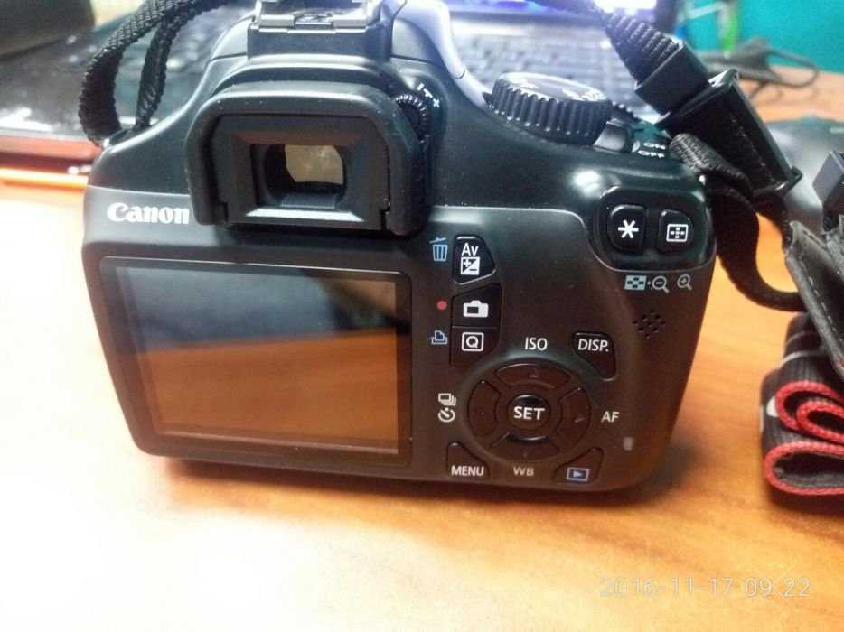 Зеркальный фотоаппарат Cannon 1100D