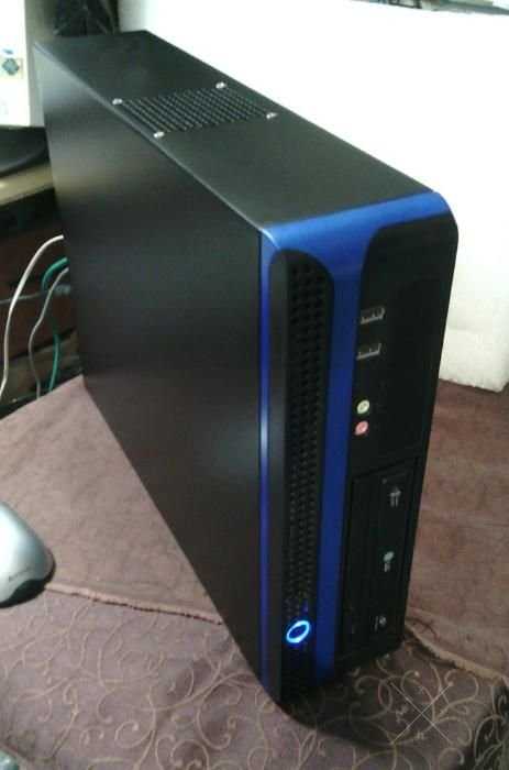 Четырех ядер. Intel Xeon E5430,ОЗУ 4Гб; Собран в mini-АTX корпусе.