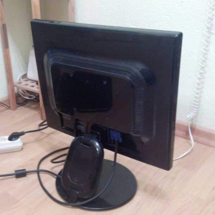 Монитор LG 1952 c DVI+VGA +кабеля в комплекте идеальное состояние