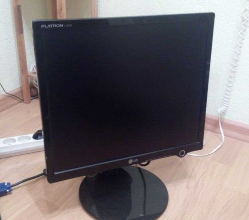 Монитор LG 1952 c DVI+VGA +кабеля в комплекте идеальное состояние