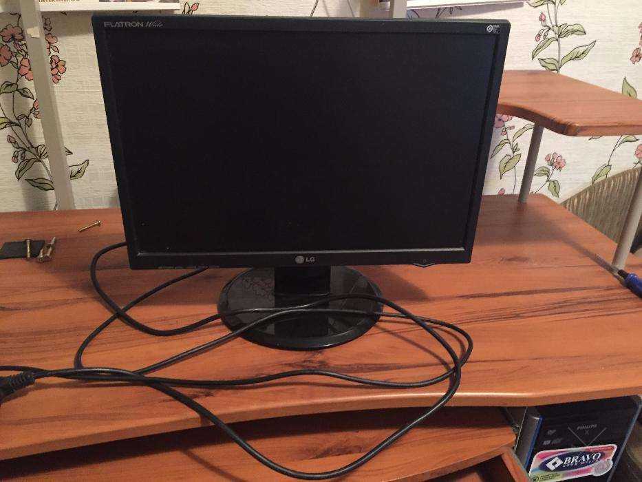 Продам б/у монитор 19" LG Electronics L196WTQ-BF Черный