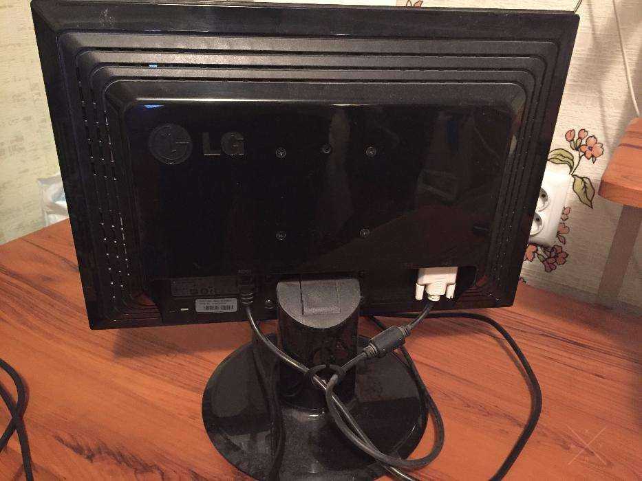 Продам б/у монитор 19" LG Electronics L196WTQ-BF Черный
