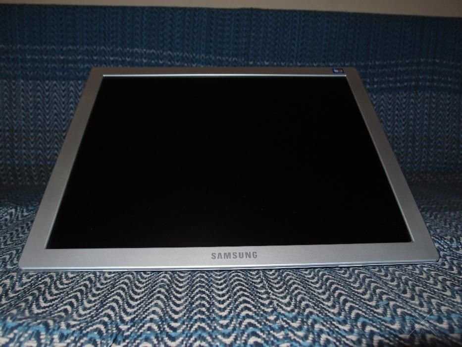 Продам монитор Samsung SyncMaster 970P 19-дюймов Поломанная ножка