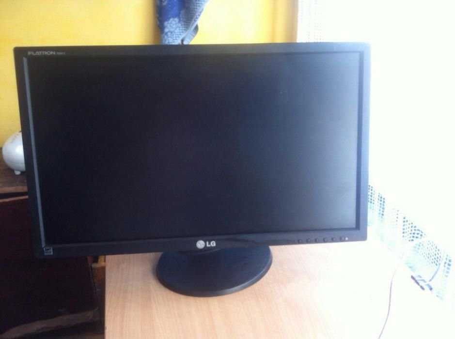 Срочно продам LG Flatron E2211!