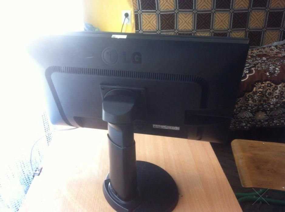 Срочно продам LG Flatron E2211!