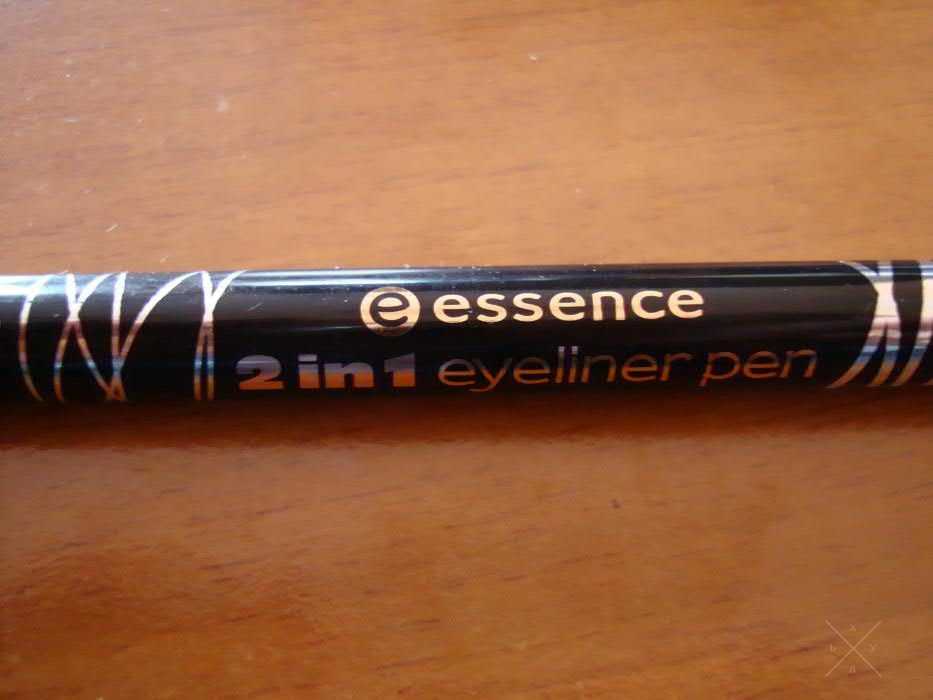 Черный карандаш-подводка 2 в 1 от Essence (оригинал)