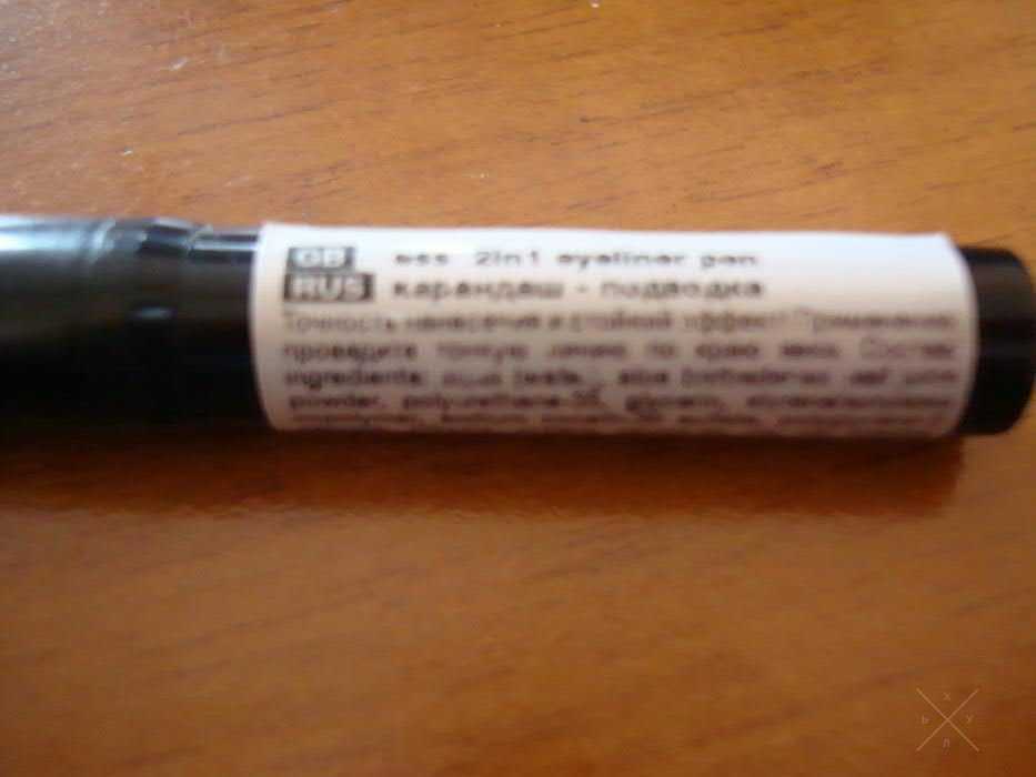 Черный карандаш-подводка 2 в 1 от Essence (оригинал)