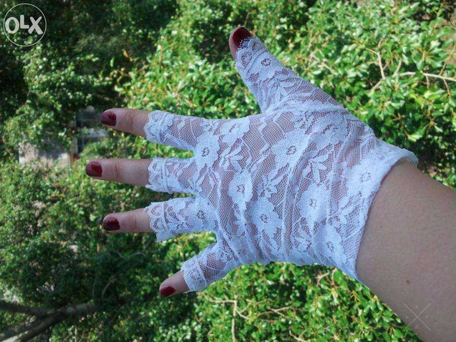 Белые ажурные митенки