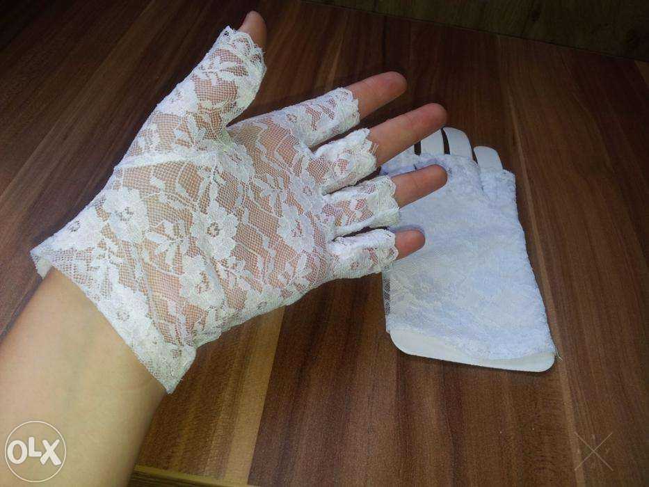 Белые ажурные митенки