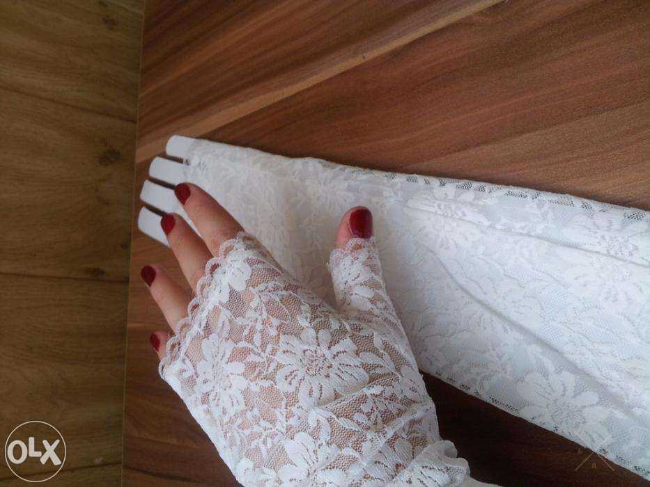 Белые ажурные перчатки без пальцев