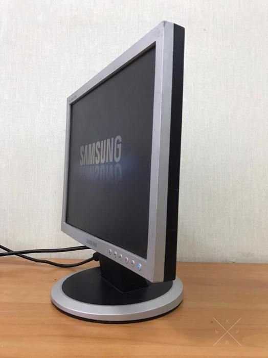 Монитор Samsung 540n с небольшими дефектами.