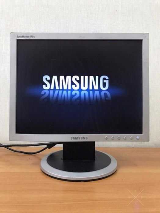 Монитор Samsung 540n с небольшими дефектами.