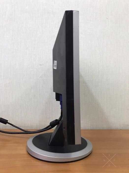 Монитор Samsung 540n с небольшими дефектами.