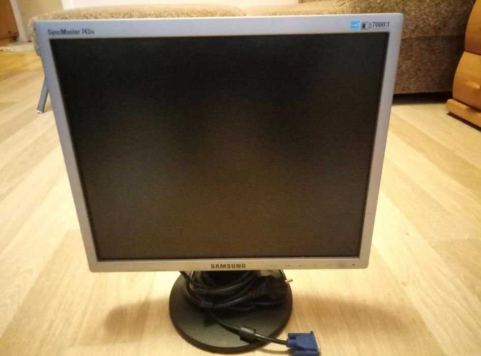 Монитор Samsung 743N