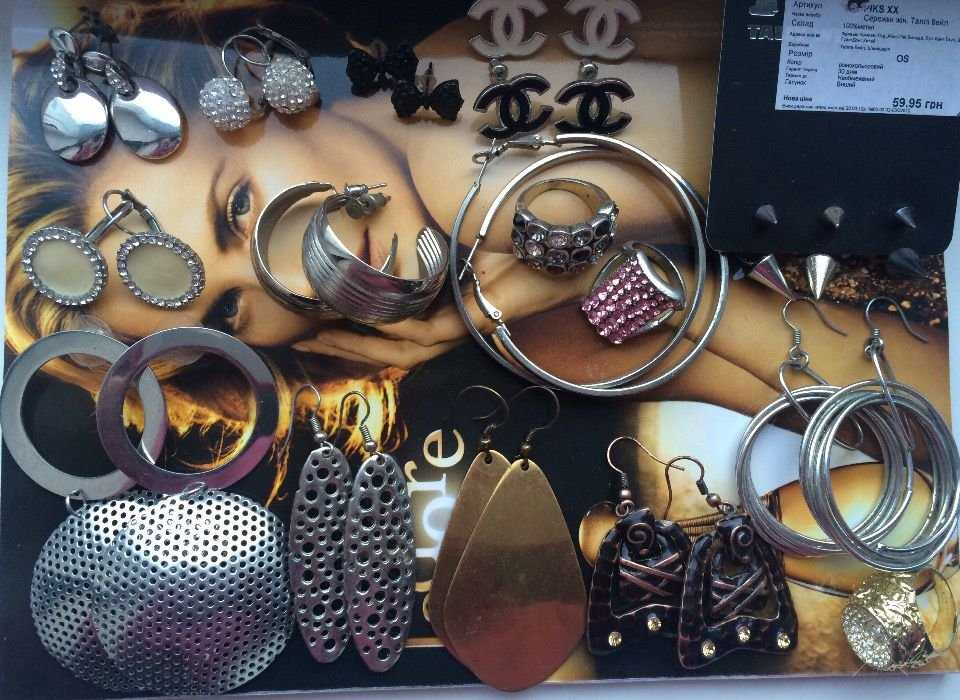 Серьги и кольца бижутерия.