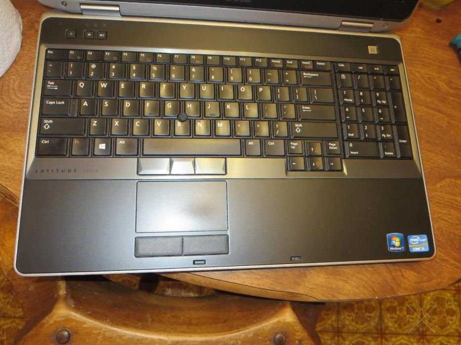 Dell Latitude E6530 15.6" Core i5 2.6/8/320GB HD NVS 5200m