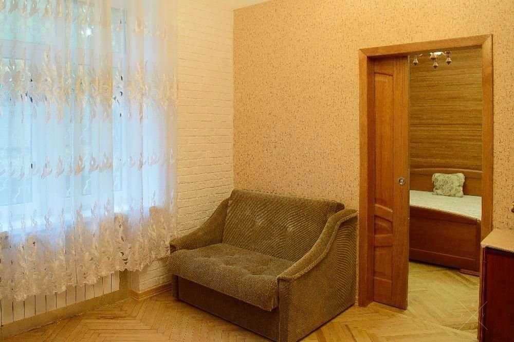 3-комн. сталинка возле метро Лукъяновская.