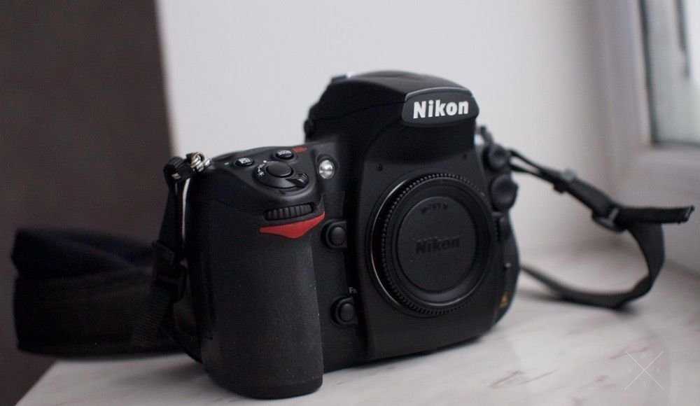 Nikon D700 body + Nikon MB-D10
