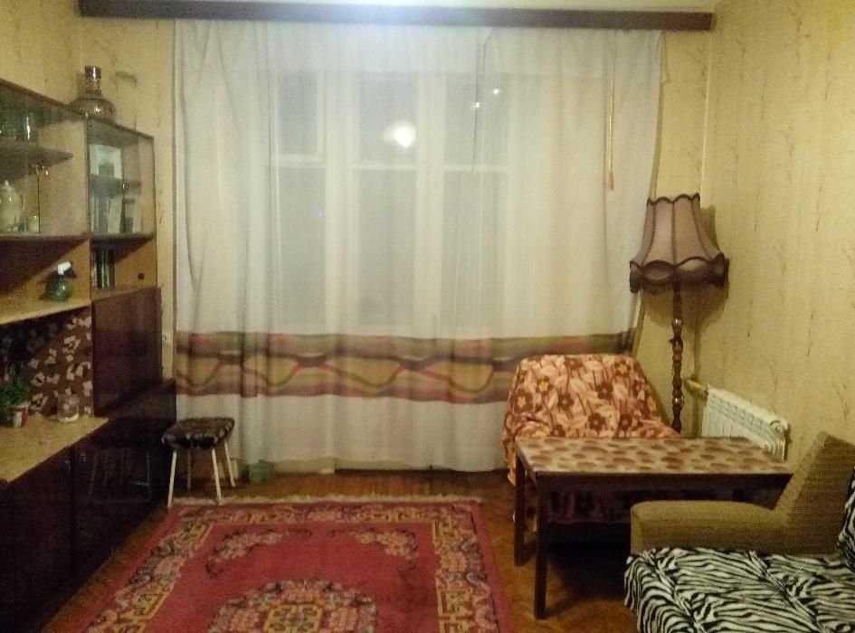 Комната возле м. Святошин для девушки/женщины - 1300 грн.