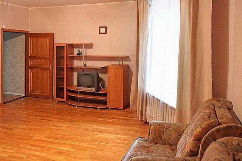 1 комн. кв.посуточно ул Чапаева 10. м.Золотые Ворота.