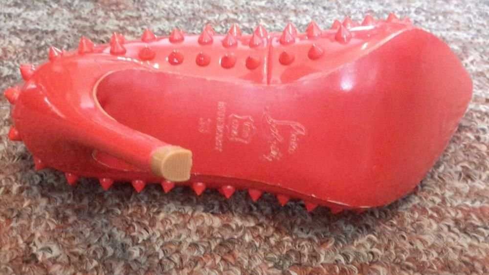 Срочно Продаю женские туфли ParisChristian Louboutin