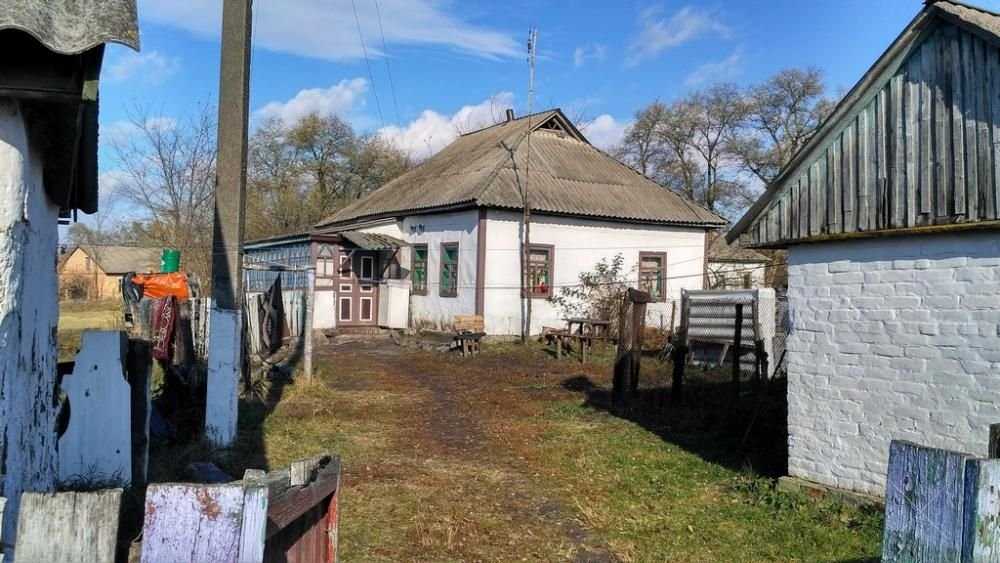 Дом с земельным участком 75 км от Киева.