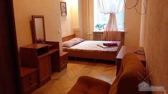 От хозяина сдам двух комнатную квартиру в центре киева м Льва Толстого