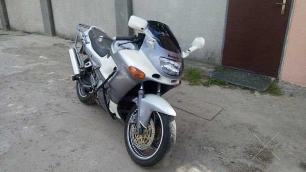 Породам мотоцикл Кawasaki zzr400-2 1997г .