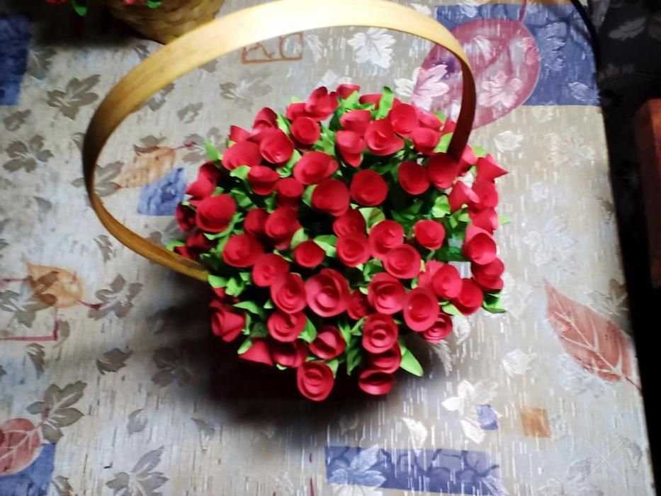 Корзины цветов из цветной бумаги.