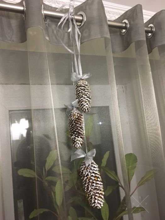 Новогоднее украшение из шишек