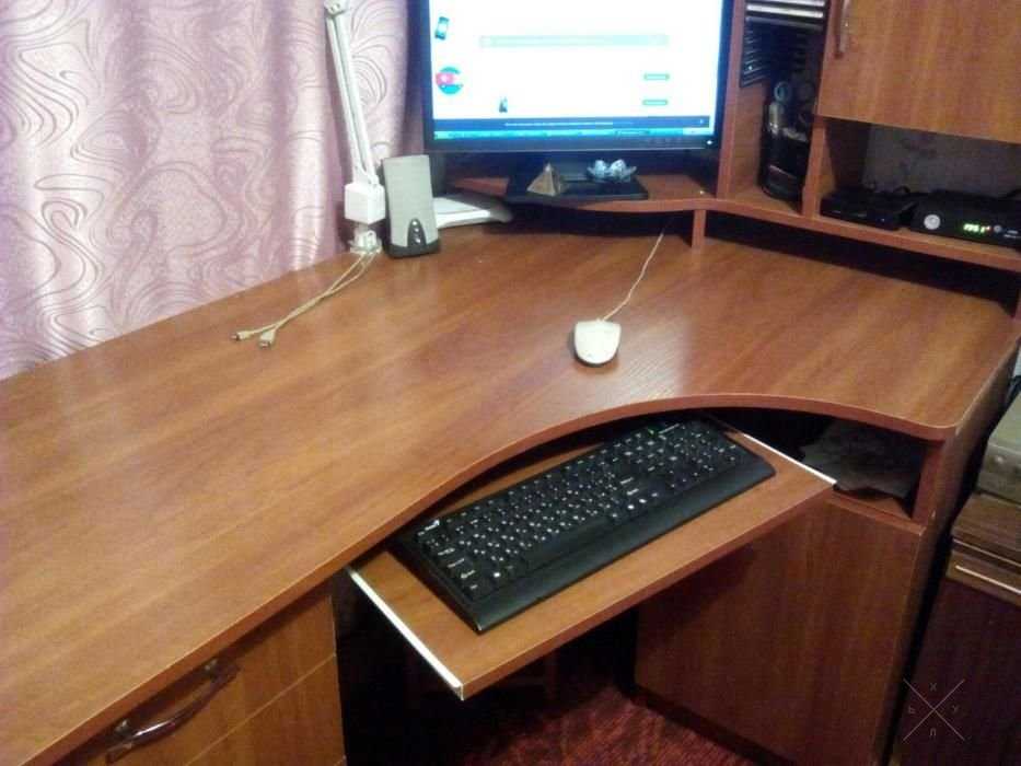 Стол компьютерный