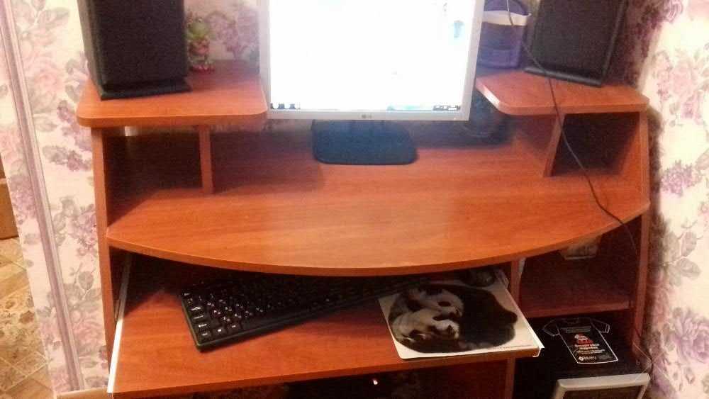 Стол компьютерный. Цвет - яблоня.