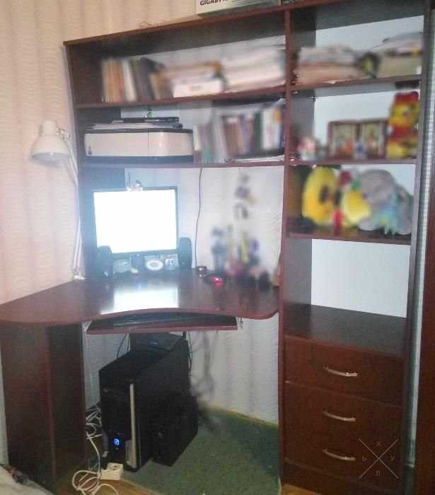 Угловой компьютерный стол