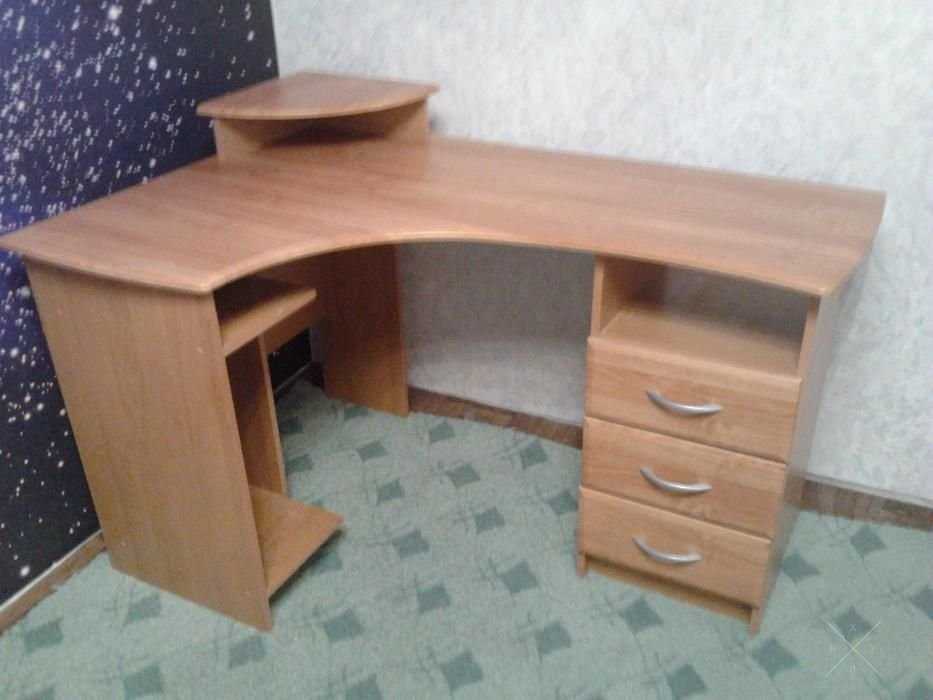 Продам компьютерный стол