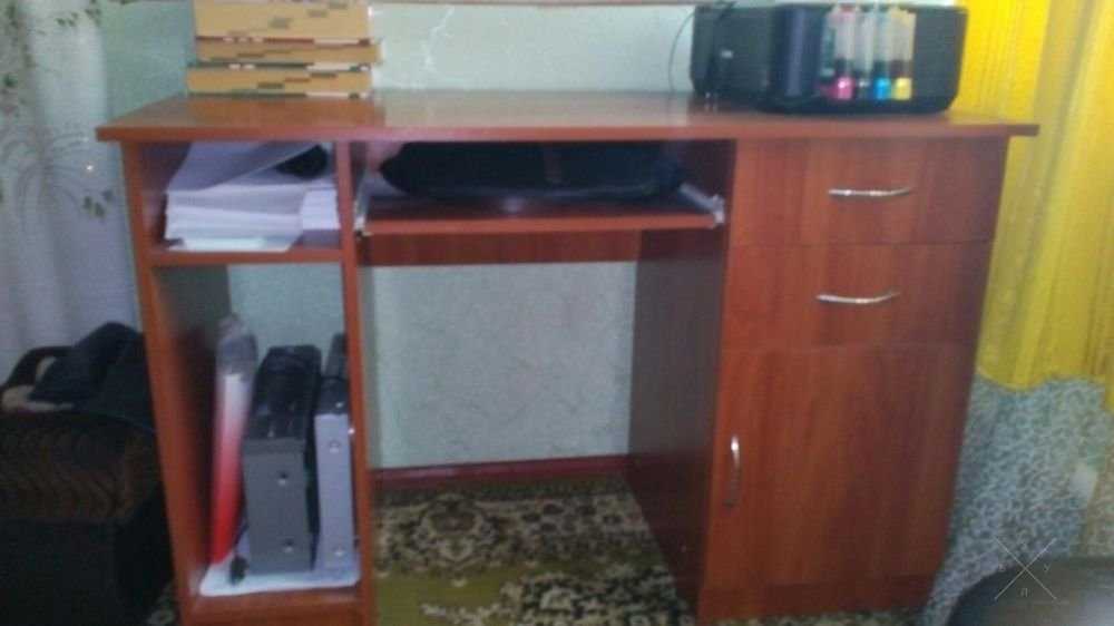 Стол компьютерный,письменный.