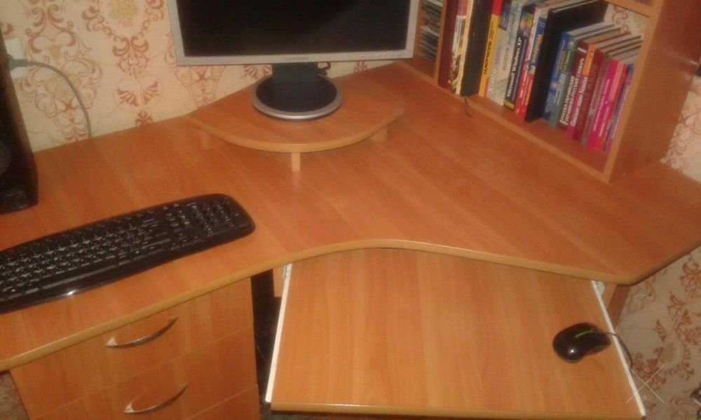 Компьютерный стол,угловой. 1200 грн