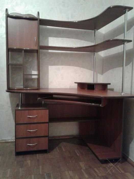 Компьютерный стол с ящиками и даже больше. Мини-кабинет. Полки.