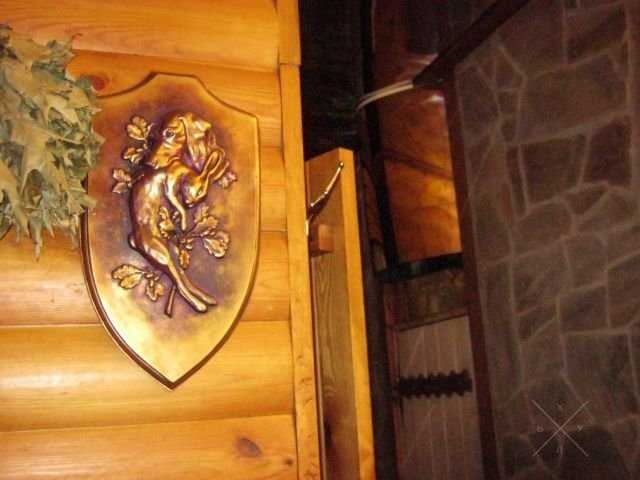 Герб на тему охоты, гипс, покрыт бронзовой краской