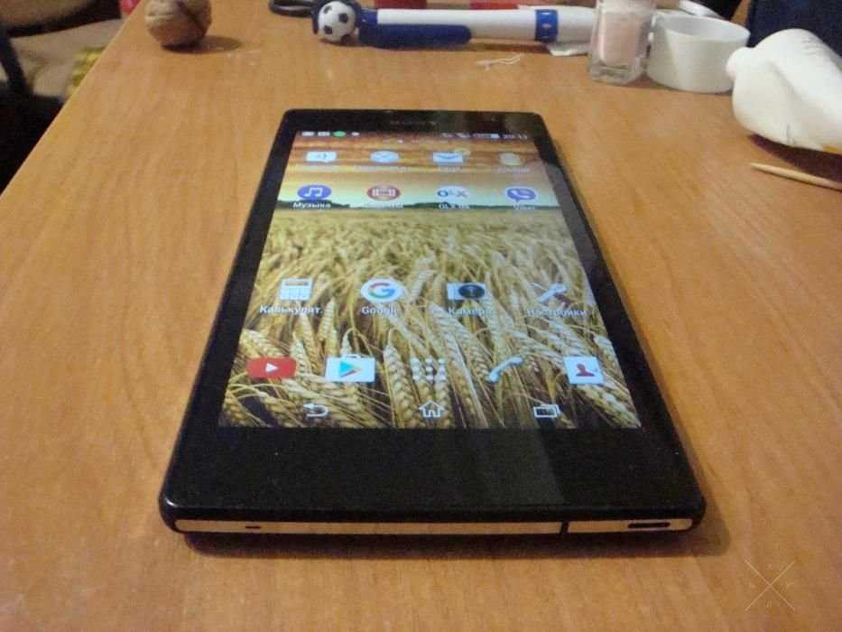 Продам сенсорный телефон Sony T-3 XPERIA.