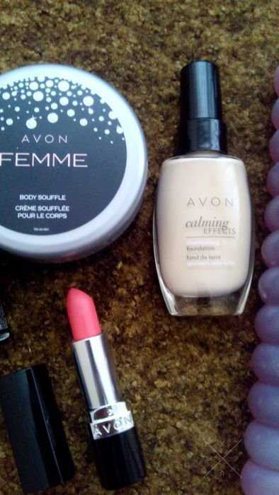 Подарок набор косметики от Avon помада крем пена духи