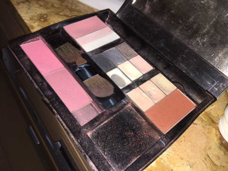 Компактный футляр для косметики от Mary Kay