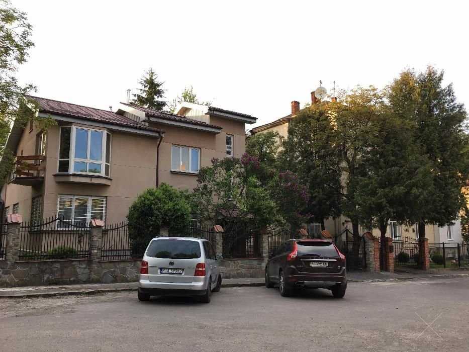 Продаж будинку по вулиці Лижвярській у Львові