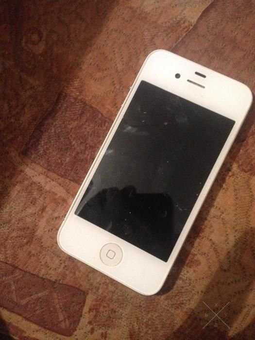 Продам IPhone 4s 16Gb