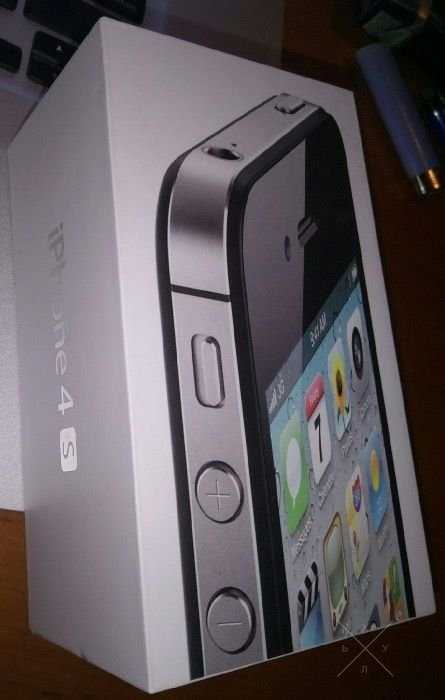 IPhone 4S 64Gb + пять чехлов в комплекте