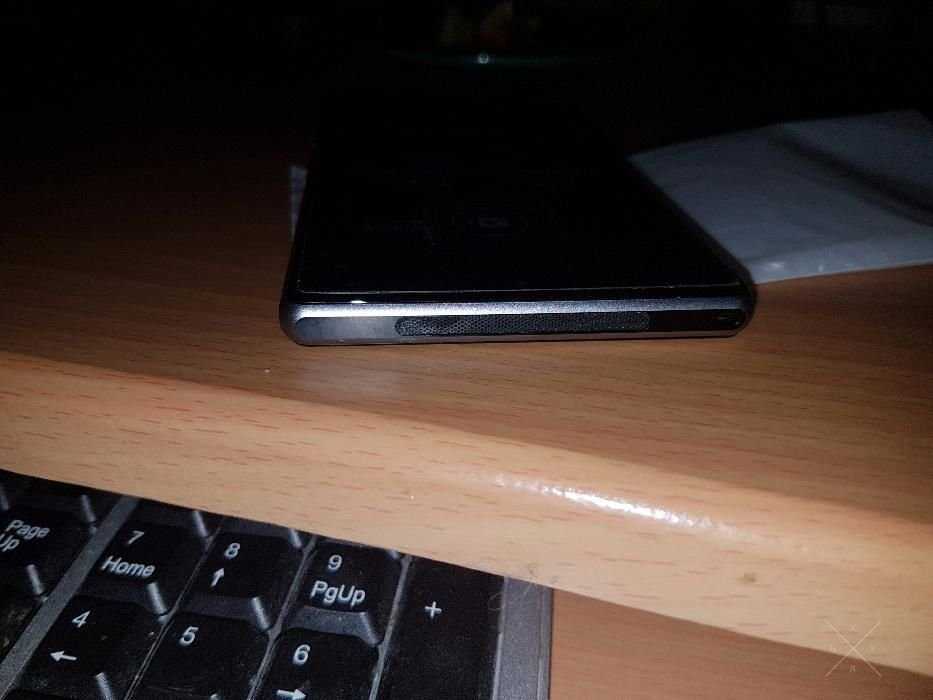 Новый, Sony Xperia Z1 C6903 (есть незначительный нюанс)